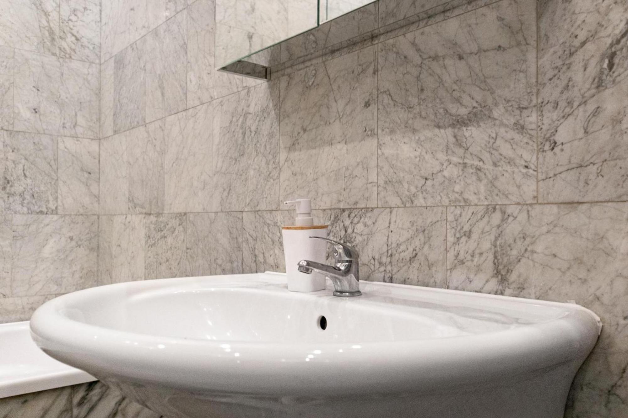 Massive 6br Shared At Millenium For Big Groups Apartment Wien